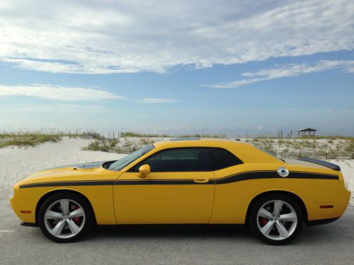 2010 dodge challenger srt8 coupe 2-door 6.1l **detonator yellow!**
