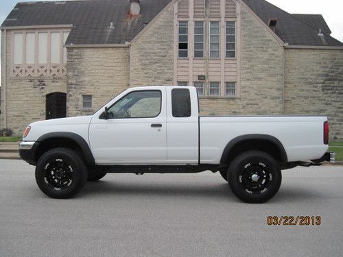 2000 nissan frontier xe king cab 4x4(4 cylinder and lifted)