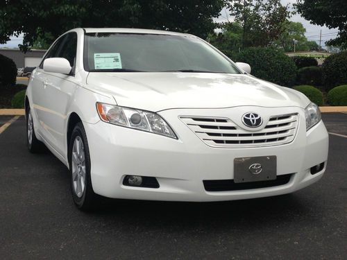 2009 toyota camry xle sedan w/ navigation, sunroof, leather. only 68k miles!!!