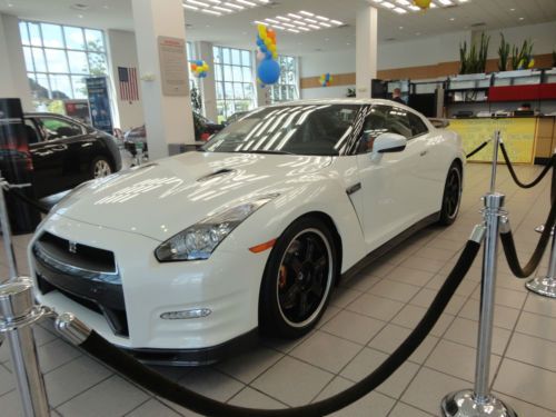 2014 nissan gtr coupe track edition 3.8l v6 automatic pearl white awd 32 miles