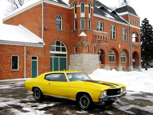Beautiful 1971 chevelle ss 350 v8/ 4 speed - yellow / black  - sharp looking car