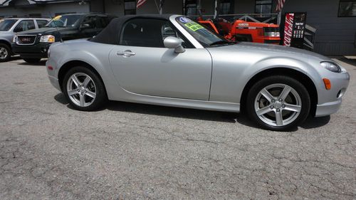 2006 mazda mx5 miata  32k miles nice car conv. auto paddle shift