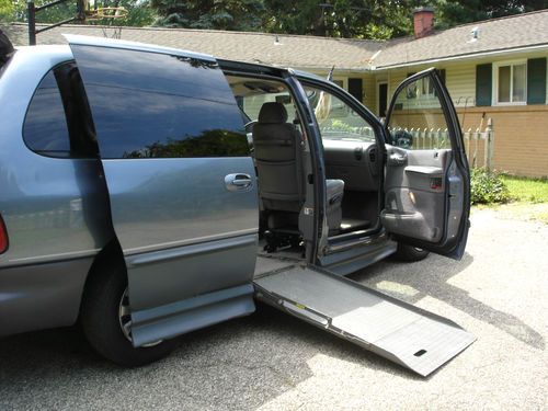 1996 dodge caravan le braun automatic entervan handicap wheelchair conversion
