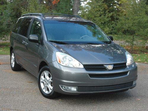 2004 toyota sienna xle with leather upholstery passenger family mini-van!