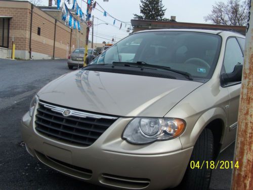 2006 chrysler town &amp; country signature series,leather,moon,dvd,navigation loaded