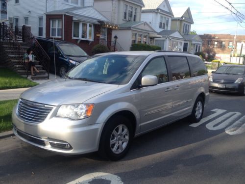 2012 chrysler town &amp; country touring only 27k miles