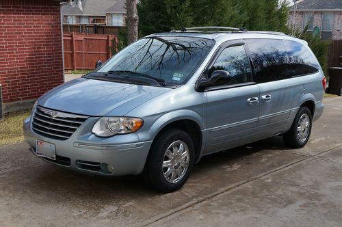 2005 chrysler town &amp; country limited - loaded &amp; clean