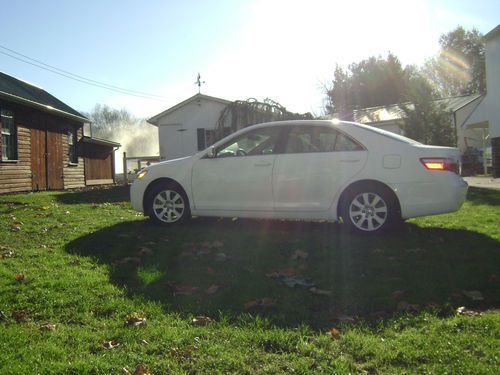 2009 toyota camry 42,500 mi. white tan leather loaded non smoke  no kids garaged