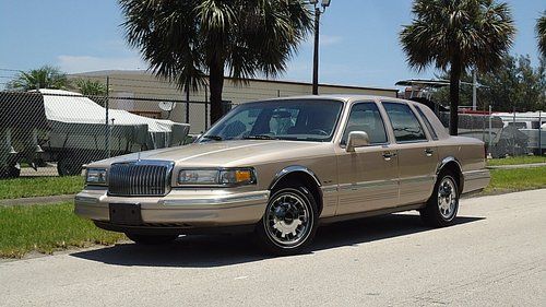 1997 lincoln town car signature, cd, ex clean lots of luxury no reserve