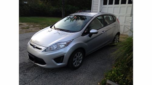 2011 ford fiesta se hatchback 4-door 1.6l