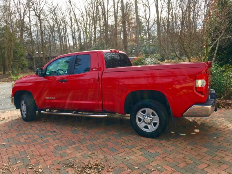 2014 toyota tundra  chrome side steps, hard bed liner, arelocking cov