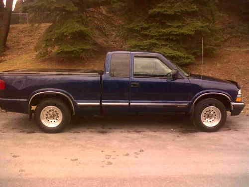 2001 chevy s-10/3rd door/low miles/rear wheel/with extras