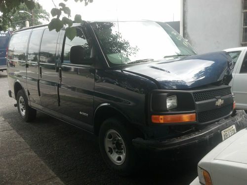 2004 chevy express 2500 van, front end dammage
