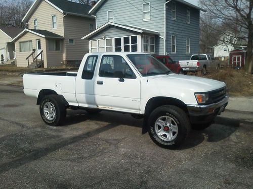 1993 toyota  extended cab pickup 4x4 2.4l    5 speed   must see