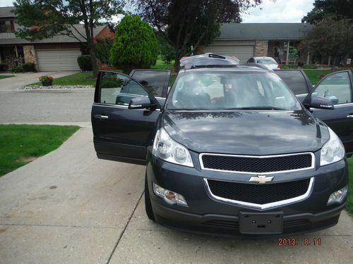 2011 awd chevrolet traverse 2lt loaded dark leather buckets 2-2-3 seating dvd