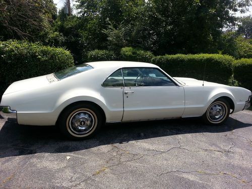 1966 oldsmobile toronado, white,  2 door hartop coupe, excellent /good condition