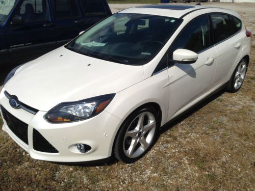 2012 ford focus titanium hatchback 4-door 2.0l