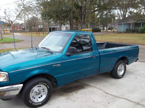 One family owned ford ranger xlt w/low miles