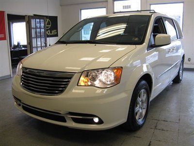 2013 chrylser town&amp;country touring dvd reverse camera stow-n-go aux/usb $23,995