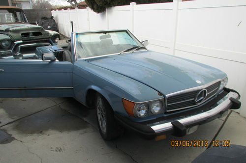 1980 mercedes benz 450 sl has both convertible and hard top.