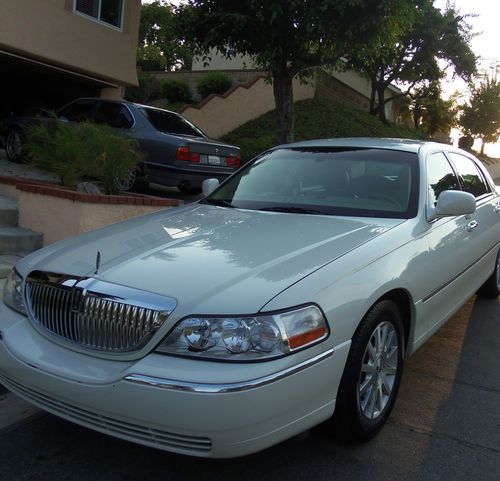 2006 Lincoln Town Car Signature Low Miles Mint !, image 2