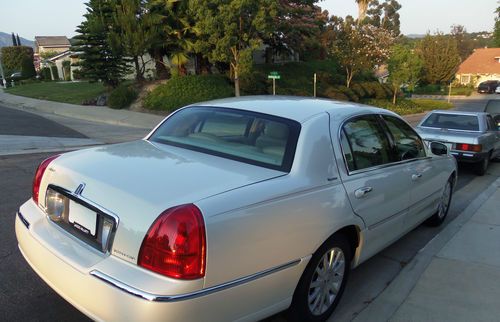 2006 Lincoln Town Car Signature Low Miles Mint !, image 3