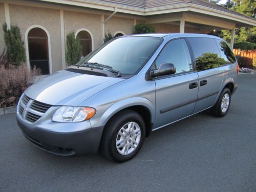 2005 dodge caravan  mini passenger van 5-door 3.3l low miles 13,300 actual miles