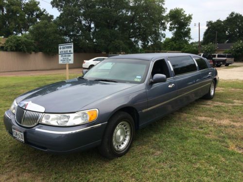 2001 lincoln town car  limousine 4-door blue with 115,300 miles