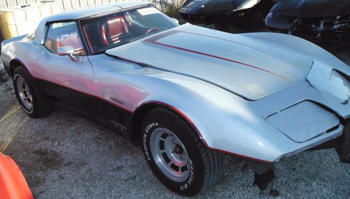 1982 chevrolet corvette cross-fire injection 26k  *salvage title*