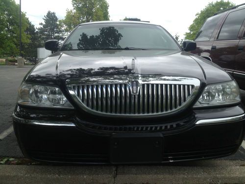 Loaded 2003 lincoln town car!