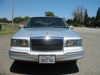 Extremely Clean and Very Low Mileage 1997 Lincoln Town Car Cartier Edition, image 2