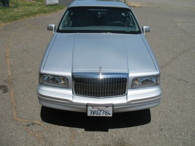 Extremely Clean and Very Low Mileage 1997 Lincoln Town Car Cartier Edition, image 3