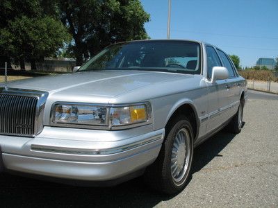 Extremely Clean and Very Low Mileage 1997 Lincoln Town Car Cartier Edition, image 4