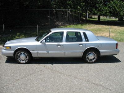 Extremely Clean and Very Low Mileage 1997 Lincoln Town Car Cartier Edition, image 8