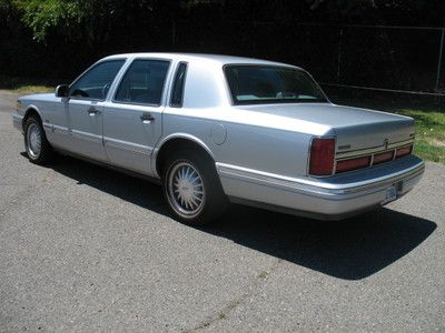 Extremely Clean and Very Low Mileage 1997 Lincoln Town Car Cartier Edition, image 9