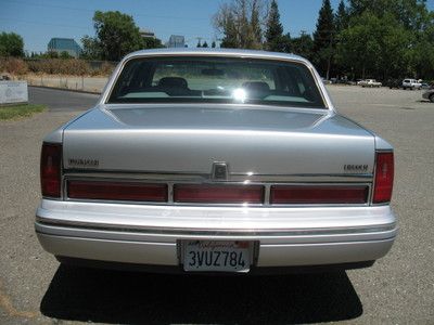 Extremely Clean and Very Low Mileage 1997 Lincoln Town Car Cartier Edition, image 32