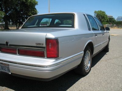 Extremely Clean and Very Low Mileage 1997 Lincoln Town Car Cartier Edition, image 34