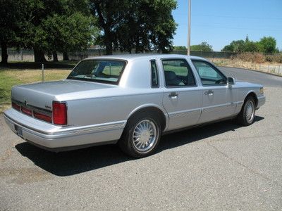 Extremely Clean and Very Low Mileage 1997 Lincoln Town Car Cartier Edition, image 36