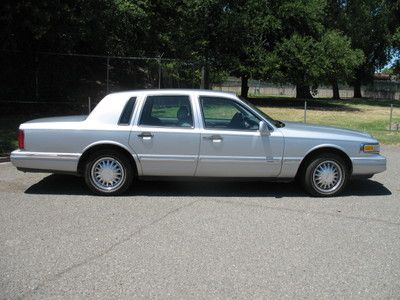 Extremely Clean and Very Low Mileage 1997 Lincoln Town Car Cartier Edition, image 38