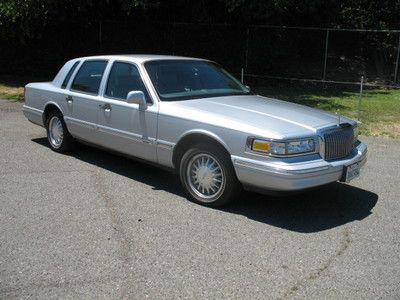 Extremely Clean and Very Low Mileage 1997 Lincoln Town Car Cartier Edition, image 40