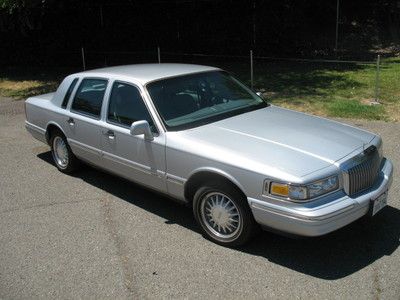 Extremely Clean and Very Low Mileage 1997 Lincoln Town Car Cartier Edition, image 41