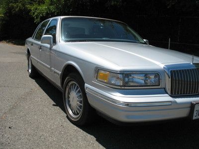 Extremely Clean and Very Low Mileage 1997 Lincoln Town Car Cartier Edition, image 42