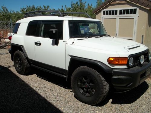 08 toyota fj crusier,stock,4x4,trail team package,white ext. black int.