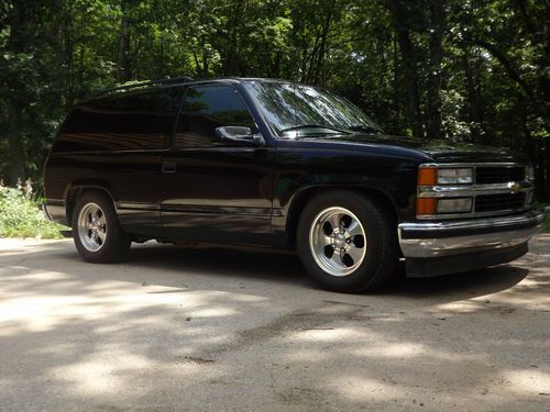 1997 chevrolet chevy tahoe rare 2 door 2 wheel drive black beauty!!!