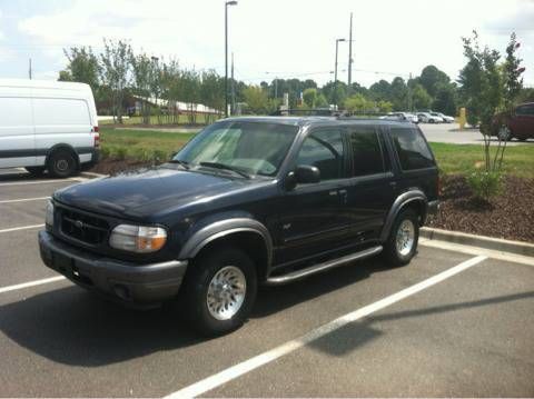 Extremely clean 2000 blue ford explorer