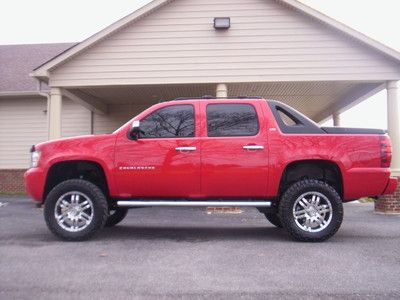 2008 chevy avalanche ltz!! 6.0 engine!! 6 inch pro comp lift!! all options!!