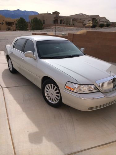 2005 lincoln town car (super low miles 36k)