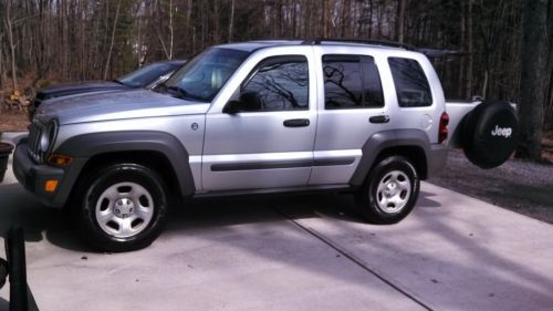 2005 silver jeep sport liberty sport 4x4