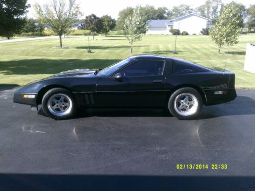 1985 CHEVROLET CORVETTE HATCHBACK COUPE. BLACK 4-SPEED WITH LEATHER BUCKETS., image 1