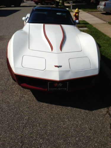 1982 corvette white/red two tone ext. mint condition garage kept show winner